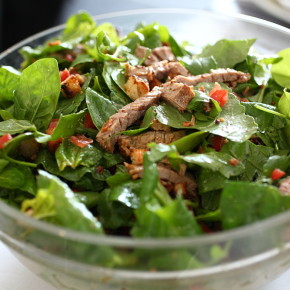 Beef salata. Prženi beafstek/ramsteak izrezan na rezance, zelena salata, mladi špinat, reducirani Aceto balsamico s limunom i maslinovim uljem